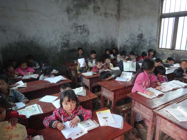 图二:走进乡村小学简陋的课堂